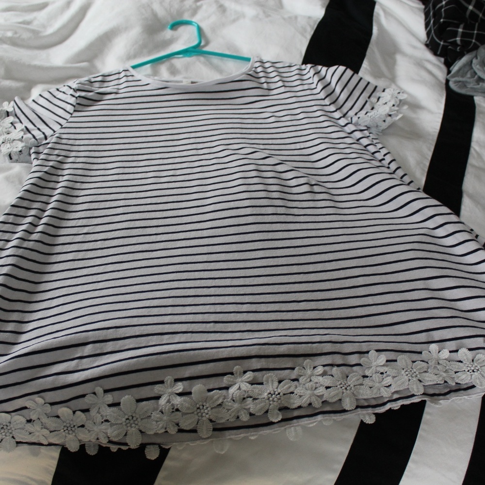 Maternity top with pockets